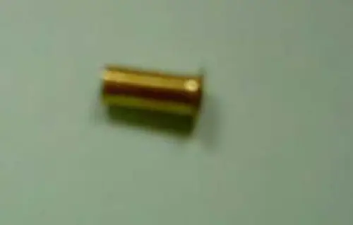 Goldfarbene Stützhülse auf hellem Hintergrund, die möglicherweise für Nutzungen im Bereich Heiztechnik, wie bei Remeha-Produkten, geeignet ist.